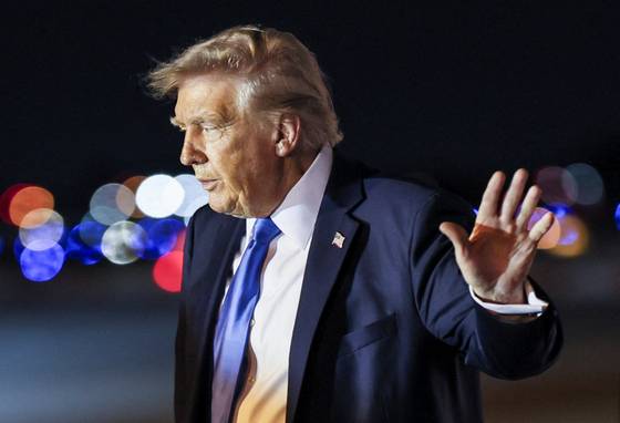 도널드 트럼프 미국 대통령이 지난 1일(현지시간) 오후 플로리다주 웨스트팜비치 팜비치 국제공항에서 에어포스원에서 내린 후 손을 들고 있다. 로이터=연합뉴스