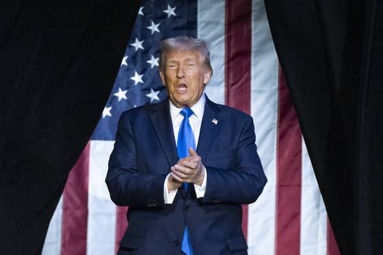 도널드 트럼프 대통령이 지난 1일(현지시간) 앨라배마대학교에서 개교 기념 연설을 하고 있다. AP=연합뉴스