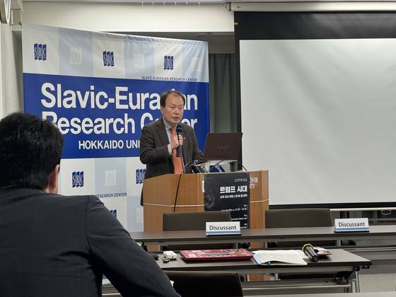 지난달 28일 일본 홋카이도대에서 열린 심포지엄에서 연현식 주삿포로 총영사가 기조연설을 하고 있다. 김상진 기자