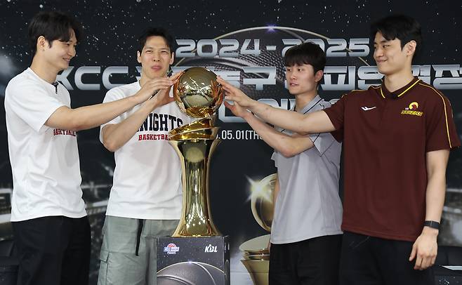 챔피언결정전에서 치열한 가드 대결을 예고한 서울 SK 김선형(왼쪽 둘째)과 창원 LG 양준석(오른쪽 둘째). [연합뉴스]