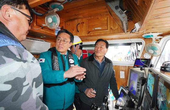 강도형 해양수산부 장관이 지난 3월 7일 전북 군산 비응항에서 관계 기관과 합동으로 서해 중부권 어선 안전 관리 상황을 점검하고 있다. 연합뉴스