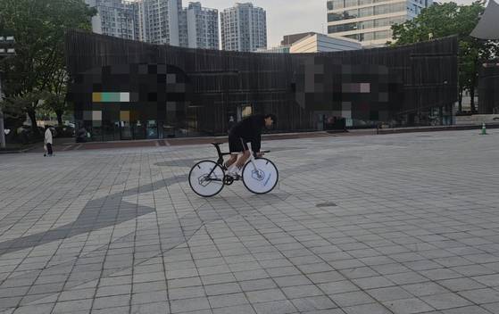2일 오후 서울 송파구 올림픽공원에서 픽시 자전거로 스키딩 기술을 선보이고 있는 임정수(가명·17)군. 신혜연 기자