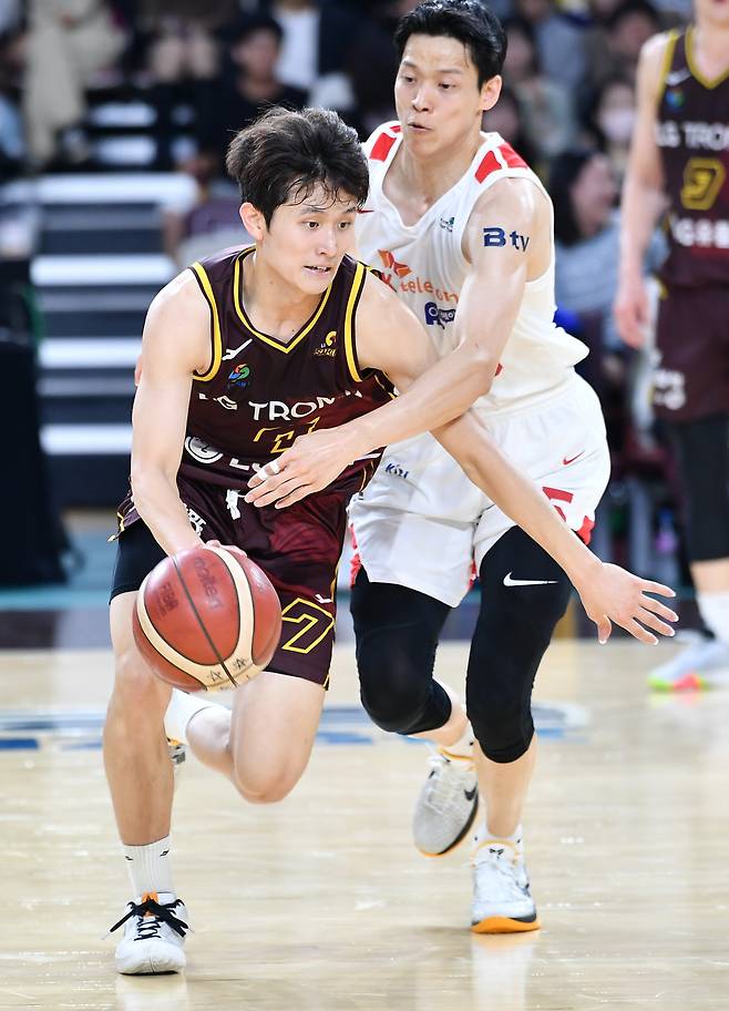 LG 양준석(왼쪽)과 SK 김선형. [사진 KBL]