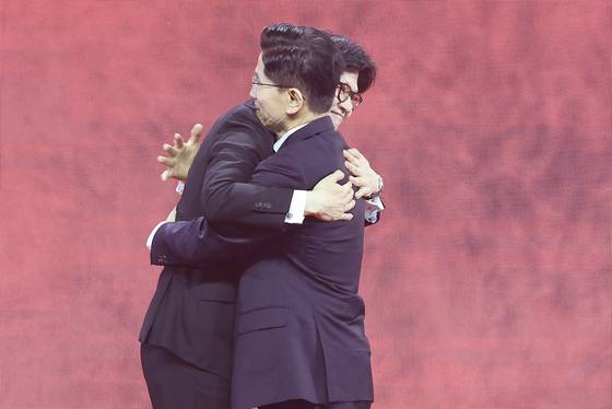 김문수, 한동훈 국민의힘 대선 경선 후보가 3일 오후 경기도 고양시 킨텍스에서 열린 국민의힘 제5차 전당대회에서 포옹하고 있다. 임현동 기자
