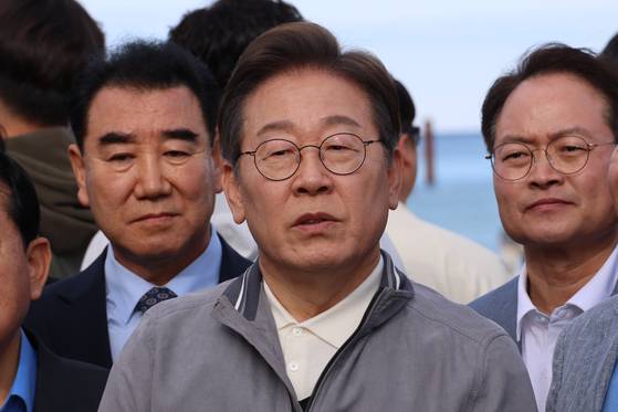 더불어민주당 이재명 대선 후보가 '골목골목 경청투어' 사흘째인 3일 강원도 삼척해수욕장을 찾아 도민들을 만난 뒤 국민의힘 김문수 대선 후보 선출과 관련한 취재진 질문에 답하고 있다. 연합뉴스