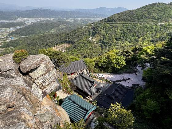 산청 대성산 정취암은 산자락에서 튀어나온 바위에 잘 걸쳐져 있는 암자다. 소리소문으로 알려진 조망 명소다. 김홍준 기자