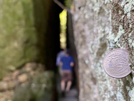 전남 여수 금오산 향일암으로 가기 위해 좁은 바위 틈으로 향하는 외국인 관광객. 우리 불교의 바위는 기도의 상징이다. 민간신앙과 친밀하게 섞여 내려왔다. 김홍준 기자