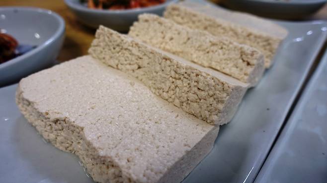 쉽게 사서 먹을 수 있지만, 제대로 만들고자 하면 힘들고 까다롭기 그지 없는 두부.