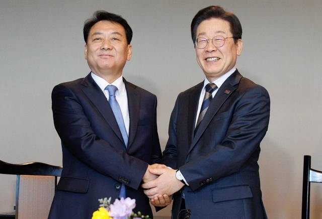 ▲ 더불어민주당 이재명 대표가 13일 서울 여의도의 한 식당에서 강원지사를 지낸 이광재 전 국회 사무총장(왼쪽)과 회동하고 있다.  연합뉴스