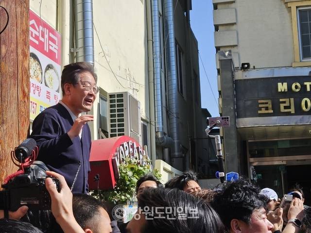 ▲ 더불어민주당 이재명 대선 후보가 4일 영월 서부시장에 운집한 인파들을 향해 인사말을 하고 있다.