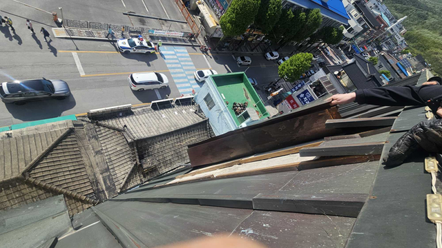 ▲ 4일 오후 3시 43분쯤 영월군 영월읍 하송리 인근의 한 모텔 건물 외벽에 있던 판넬이 강풍에 강하게 흔들려 떨어질 것 같다는 신고가 들어와 소방당국이 안전조치를 시행했다. 강원소방본부 제공