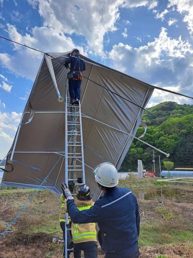 ▲ 4일 오후 4시 7분 양구군 양구읍 금강산로 인근에서 강풍에 날린 천막이 전신주에 걸려 안전하게 조치했다. 강원소방본부 제공