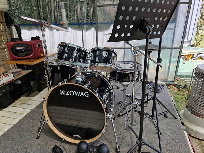 ▲ 농막에 설치한 드럼 악기 세트