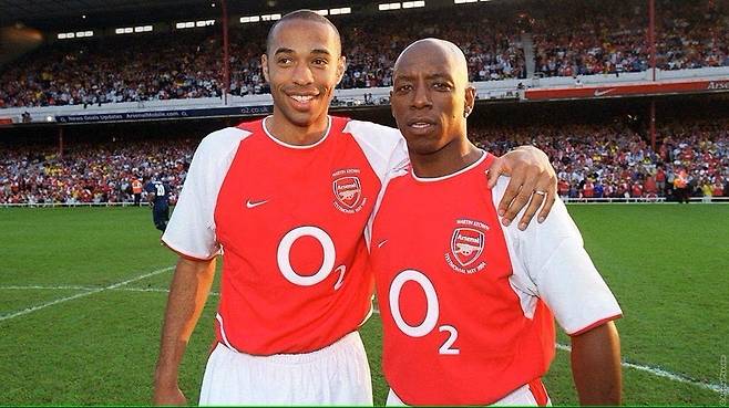 O2 브랜드는 2000년대 초반 영국 프리미어리그 축구팀 아스널의 유니폼 스폰서를 하면서 한국에도 널리 알려졌다. 아스널의 레전드인 티에리 앙리(왼쪽)와 이언 라이트. /아스널 제공