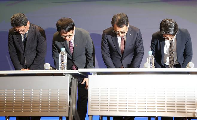 유영상 SK텔레콤 대표(오른쪽 두 번째)를 포함한 경영진이 지난 2일 서울 중구 SKT타워에서 열린 유심 정보 유출 관련 일일 브리핑에서 허리 숙여 사과하고 있다. 연합뉴스