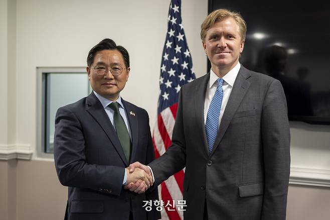 지난 1일(현지시간) 미국 워싱턴에서 조창래 국방부 국방정책실장(왼쪽)과 엘브리지 미 국방부 정책차관이 만나 기념사진을 찍고 있다. 국방부 제공