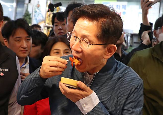 김문수 국민의힘 대선 후보가 4일 경기도 의정부제일시장을 방문해 알고니찜을 맛보고 있다. 연합뉴스
