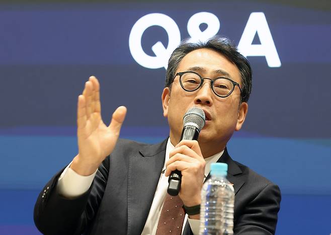 유영상 SK텔레콤 대표가 지난 2일 서울 중구 SKT타워에서 열린 유심 정보 유출 관련 일일 브리핑에서 취재진의 질문에 답하고 있다. 연합뉴스