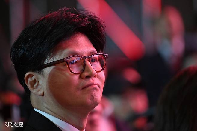 한동훈 국민의힘 대선 경선 후보가 지난 3일 최종 탈락한 후 김문수 후보의 수락 연설을 듣고 있다. 박민규 선임기자