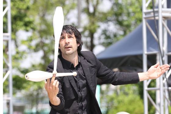 The French Collective Protocol gives a juggling-walking performance called "One Shot" ahead of the 2025 Seoul Circus Festival on Nodeul Island in Yongsan District, central Seoul, on May 2. [YONHAP]