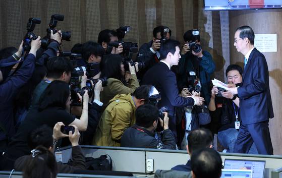 Former Prime Minister Han Duck-soo, who resigned from the post the day before, steps down from the podium after announcing his candidacy for the presidential election at the National Assembly in Yeouido, western Seoul, on May 2. [YONHAP]