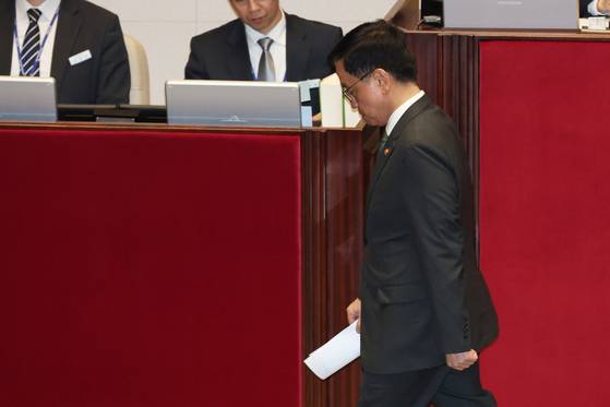 Former Deputy Prime Minister and Finance Minister Choi Sang-mok leaves the chamber, following the passage of the supplementary budget for 2025 during a plenary session at the National Assembly in Yeouido, western Seoul, on May 1. [NEWS1]