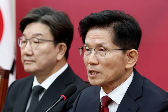 People Power Party presidential candidate Kim Moon-soo speaks at a party election committee at the National Assembly in Yeouido, western Seoul on May 4. [NEWS1]