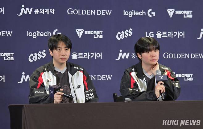 ‘비디디’ 곽보성(오른쪽)과 고동빈 감독이 4일 오후 3시 수원컨벤션센터에서 열린 ‘2025 LCK’ 정규시즌 2라운드 T1과 홈경기가 끝난 뒤 기자회견에 임하고 있다. 김영건 기자