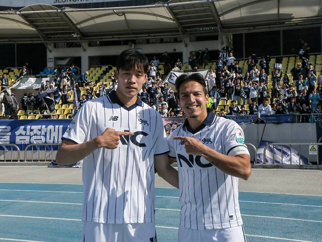 득점을 기록한 정재민(왼쪽)과 에울레르. 서울 이랜드 FC 제공