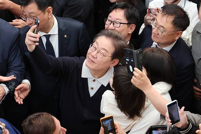 이재명 더불어민주당 대선 후보가 4일 충북 단양군 단양구경시장에서 지지자들과 사진을 찍고 있다. 연합뉴스