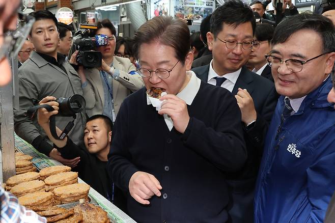 이 후보가 충북 단양군 단양구경시장에서 상인들과 대화하며 떡갈비를 사먹고 있는 모습. 연합뉴스