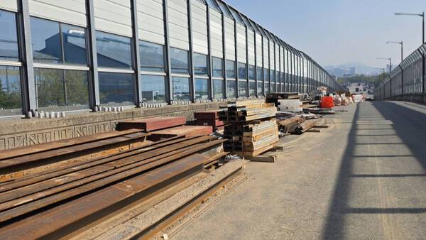 송현터널로 이어지는 인천 동구 송현동 고가도로에 공사를 위한 자재들이 200여m에 걸쳐 늘어서 있다. 장민재기자