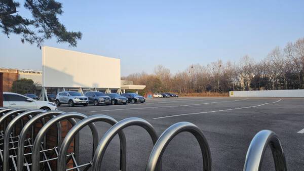 시민문화시설 예정 부지. 개발이 미뤄져 인근 대형쇼핑몰 임시 주차장으로 쓰고 있다. 박기웅기자