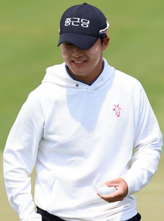 1번홀 파로 마무리한 김민규. 사진[연합뉴스]