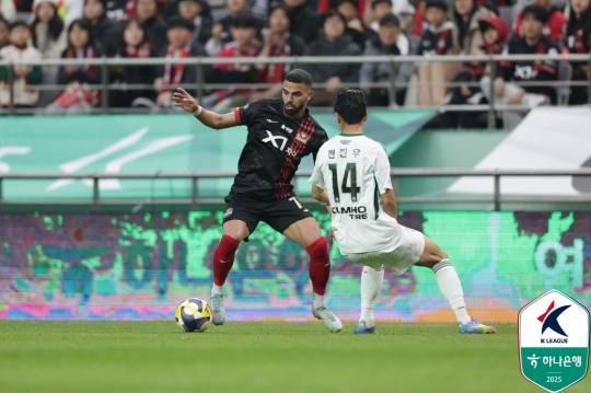 서울 루카스와 전북의 전진우. 사진[연합뉴스]