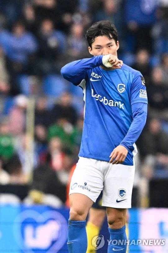 벤치에서 대기한 헹크의 오현규