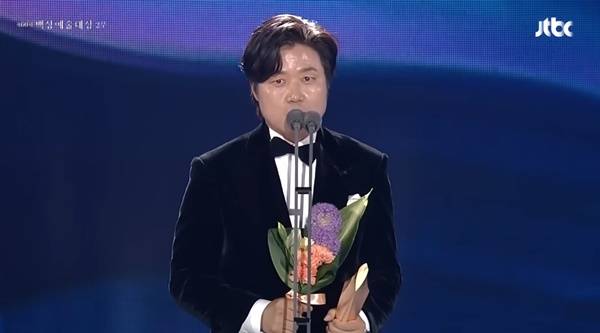 ▲ 지난해 5월7일 '백상예술대상' 남자 예능상을 수상한 나영석 PD. 사진=JTBC 캡처