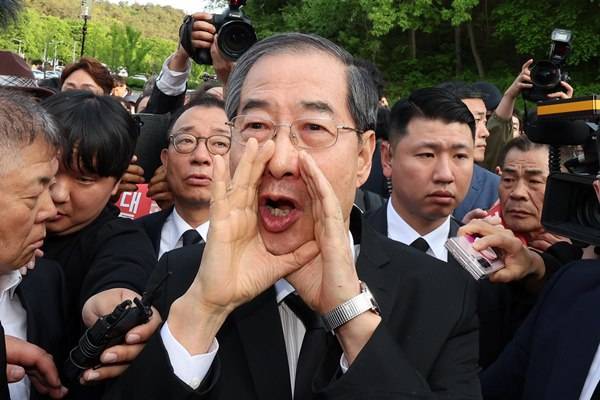 ▲지난 2일 오후 광주 북구 국립 5·18 민주묘지를 찾은 한덕수 전 총리가 광주비상행동 등 시민·사회단체 관계자들의 반발에 가로 막히자 “저도 호남사람” “통합해야한다” “서로 사랑해야 한다”라며 참배를 호소하고 있다. ⓒ연합뉴스