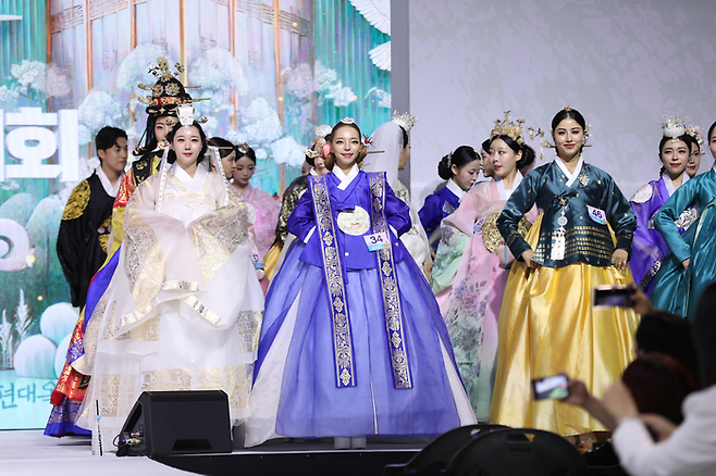 ‘한복모델선발대회 인코리아’ 대회는 5월24일 서울 MBN 삼송미디어센터를 시작으로 수원, 부산, 대전, 대구, 광주 등 전국 주요 도시를 돌며 8차례 지역별 예선을 거친 후 9월 전주에서 최종 본선을 치른다.