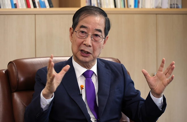 한덕수 전 국무총리가 4일 서울 중구 매경미디어센터에서 매일경제와 인터뷰하고 있다. <김호영 기자>