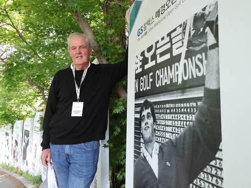 GS칼텍스 매경오픈 3회 우승자인 마이클 클레이턴이 4일 경기 성남시 남서울CC를 찾아 챔피언 월에 새겨진 우승 당시 사진 옆에서 포즈를 취하고 있다.  성남 이충우 기자