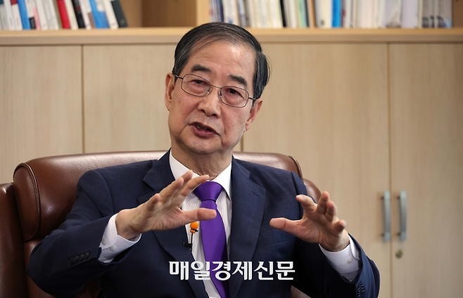 한덕수 전 국무총리가 4일 서울 중구 매경미디어그룹 본사에서 인터뷰하고 있다. 김호영 기자