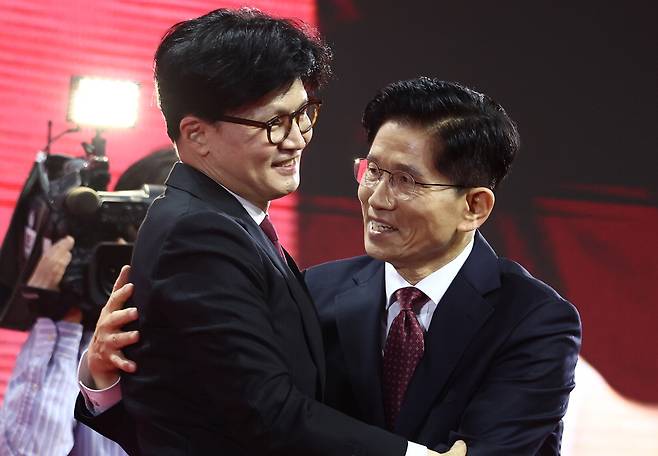 김문수 국민의힘 대선 후보(오른쪽)가 지난 3일 최종 경선에서 승리한 뒤 경쟁자였던 한동훈 전 대표를 끌어안고 있다. 뉴스1
