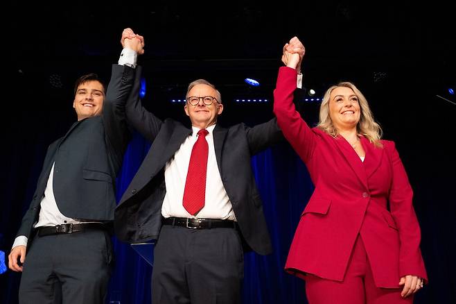 3일(현지시간) 호주 시드니 캔터베리-헐스톤 파크 RSL 클럽에서 열린 노동당 선거의 밤 행사에서 앤서니 앨버니지 호주 총리(가운데)가 연인 조디 헤이든(오른쪽), 자신의 아들 네이선과 함께 손을 번쩍 들며 총선 승리를 자축하고 있다.  EPA연합뉴스