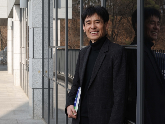 최근 서울 관악구 서울대 우석경제관에서 매일경제와 만난 김세직 서울대 경제학부 명예교수가 포즈를 취하고 있다. [한주형 기자]