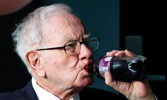 체리코크 마시는 워런 버핏 버크셔해서웨이 회장. (사진=AP연합뉴스)