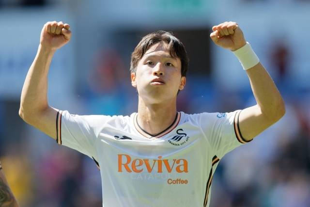 스완지 시티의 엄지성은 옥스포드 유나이티드와의 최종전에서 기가 막힌 선제골을 터뜨리며 3-3 무승부를 이끌었다. 사진=스완지 시티 SNS