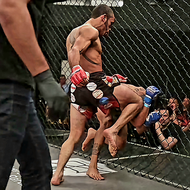 ‘머큐리’ 플라비우 산투스가 2018년 7월 브라질 파라나주 콜롬부 플라이급 경기 시작 44초 만에 훗날 미국 LFA 1승 1패를 기록하는 웰링턴 모랑을 무릎 및 주먹으로 TKO 시키고 있다. 사진=Katana Fight
