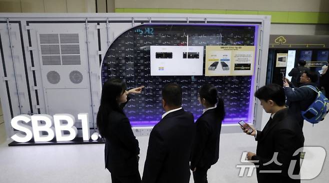 '인터배터리 2025' 삼성SDI 부스에서 관람객들이 SBB1.5를 살펴보고 있다 /사진=뉴스1