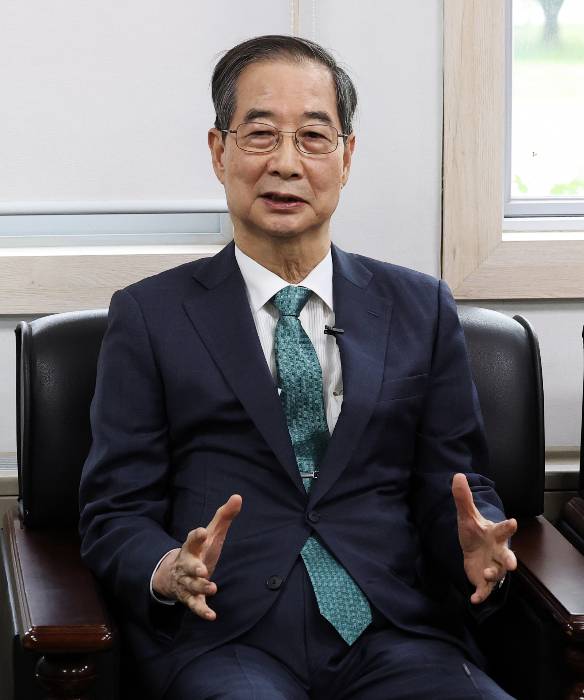 한덕수 무소속 대선 예비후보가 3일 오후 서울 영등포구 헌정회에서 정대철 헌정회장을 예방하며 인사말을 하고 있다. 2025.5.3/사진=뉴스1 /사진=(서울=뉴스1) 오대일 기자